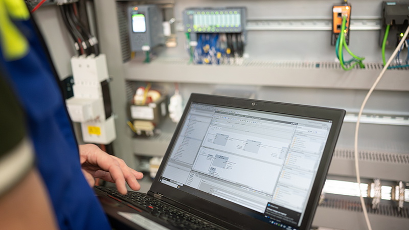 制御盤・PLC・通信機器の故障や誤作動イメージ